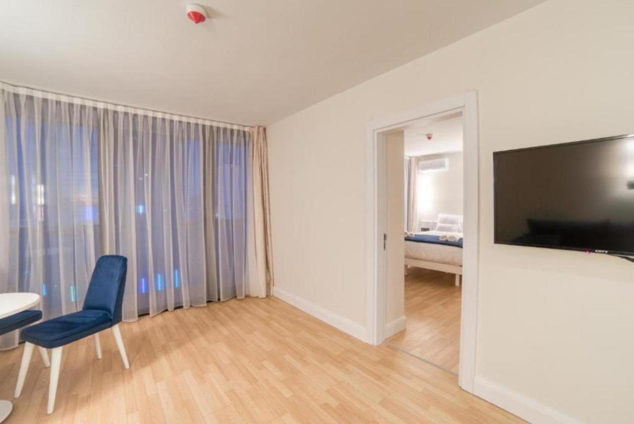 Lux Apartaments Batumi Esterno foto