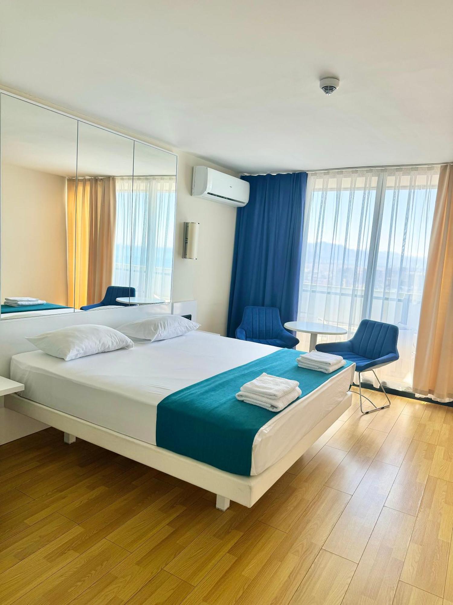 Lux Apartaments Batumi Esterno foto
